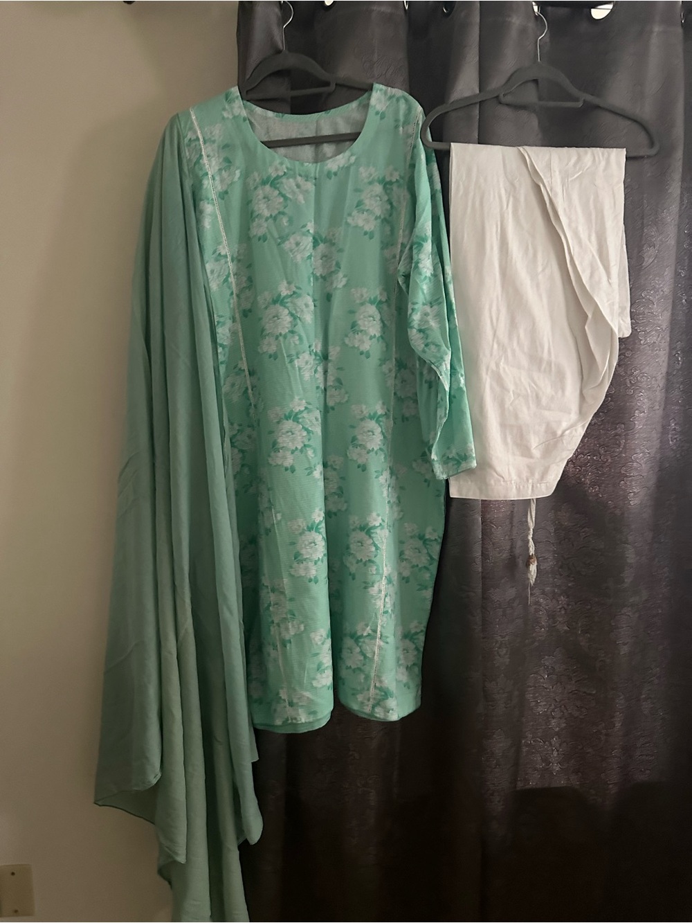 Pakistani 3 piece suit  Floral Mint Green. Size XL.